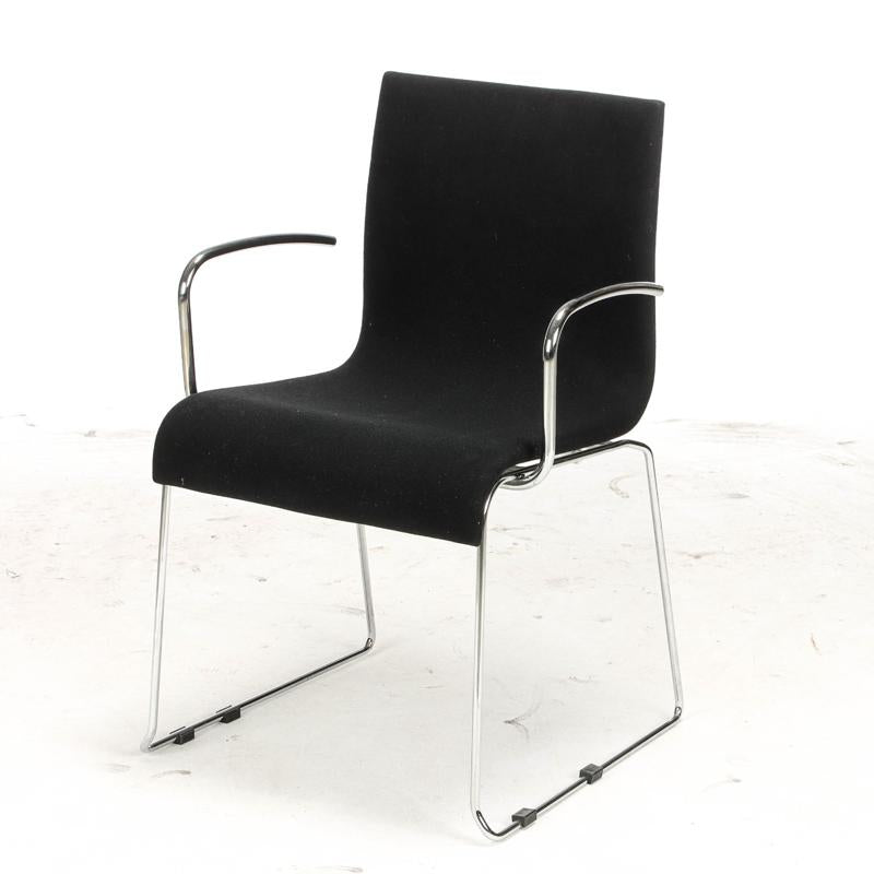 Frontbillede af Kusch&Co konferencestol i sort tekstil med krom stel og armlæn.